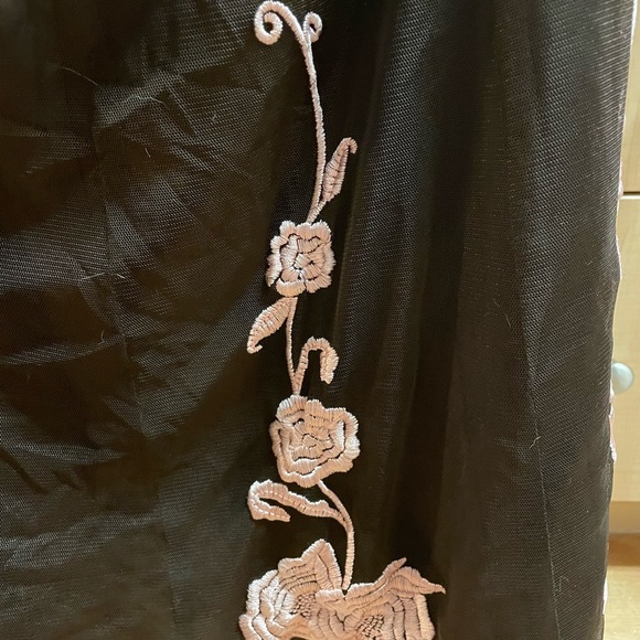 Nygård brown tulle with pink embroidered overlay - Picture 4 of 5